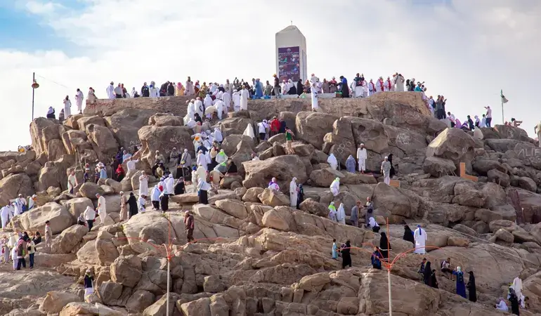 Pilgrims making dua in Muzdalifah, seeking Allah’s acceptance.